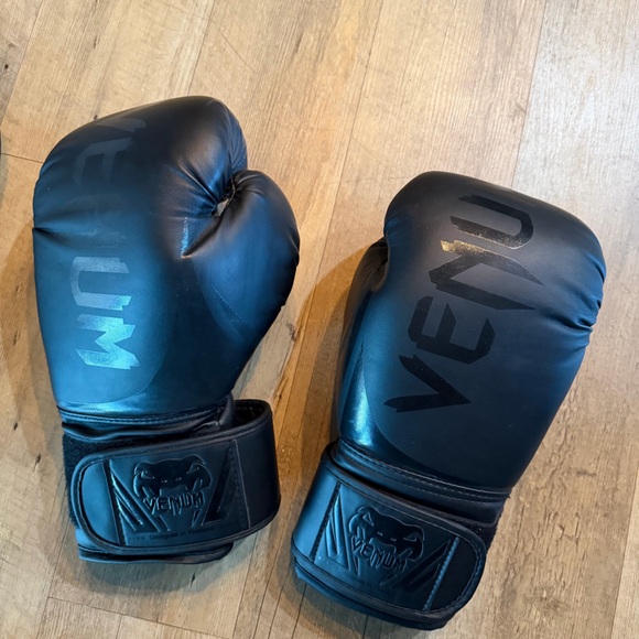 Venum Challenger 2.0 Boxing Gloves - Picture 2 of 9